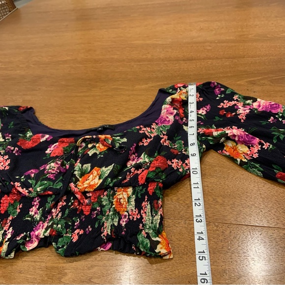 Olivaceous black floral print long sleeve crop top with ruching - Picture 4 of 6